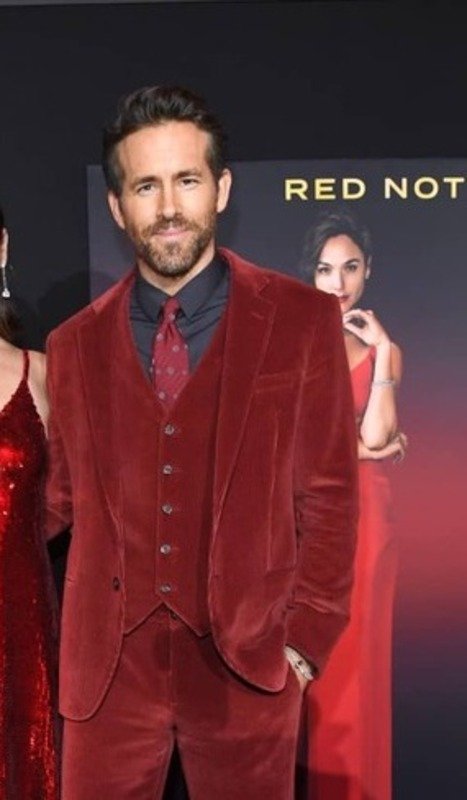 Red Notice 2021 Ryan Reynolds Burgundy Blazer